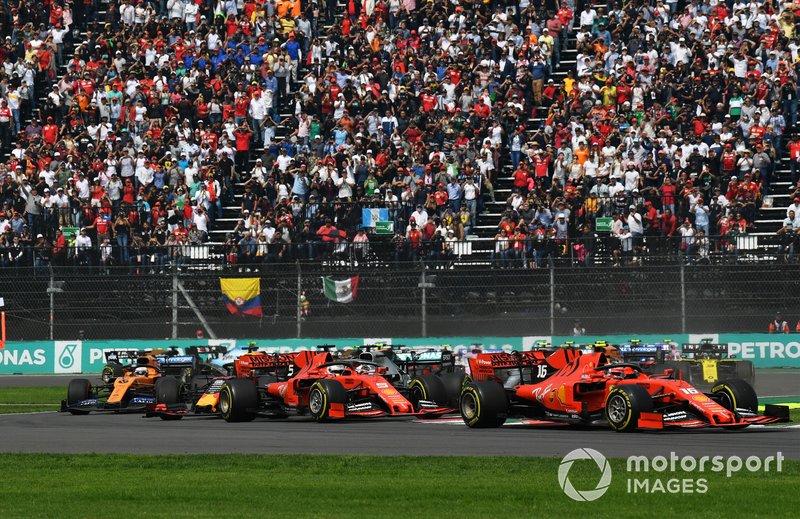 Charles Leclerc, Ferrari SF90, mène Sebastian Vettel, Ferrari SF90, Alexander Albon, Red Bull RB15, Lewis Hamilton, Mercedes AMG F1 W10, Max Verstappen, Red Bull Racing RB15 et le reste du peloton au départ