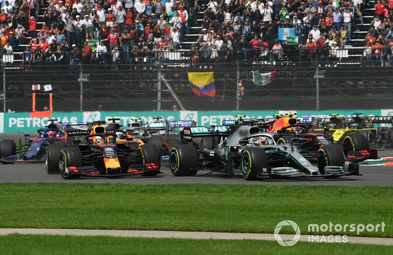 Lewis Hamilton et Mercedes AMG F1 W10 en tête de Max Verstappen et Red Bull Racing RB15