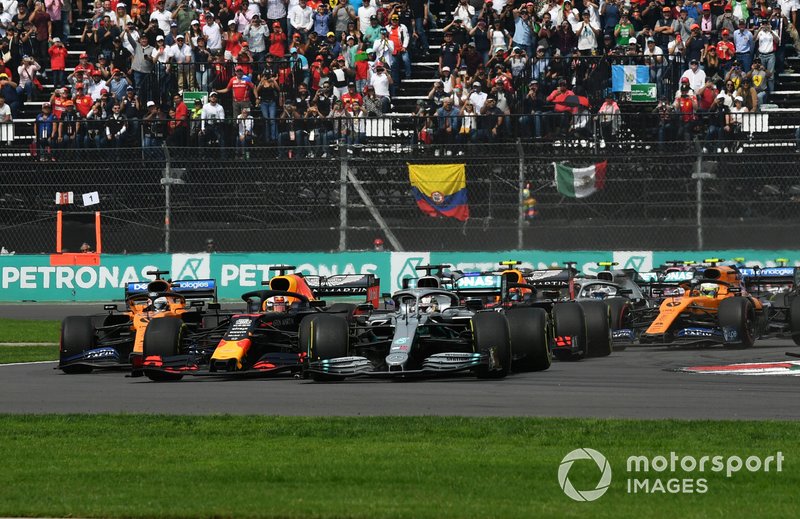 Lewis Hamilton, Mercedes AMG F1 W10, frappe Max Verstappen, Red Bull Racing RB15