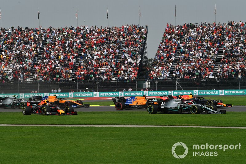 Lewis Hamilton, Mercedes AMG F1 W10, et Max Verstappen, Red Bull Racing RB15, à l’écart