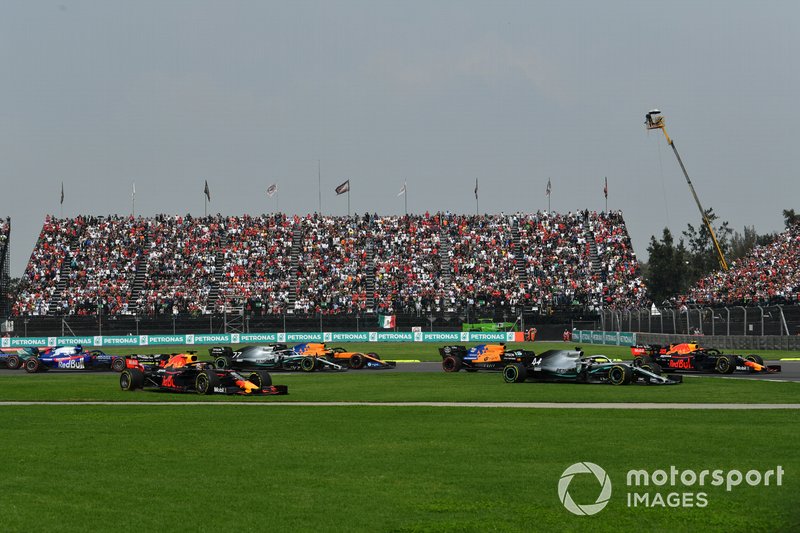 Lewis Hamilton, Mercedes AMG F1 W10, et Max Verstappen, Red Bull Racing RB15, à l’écart