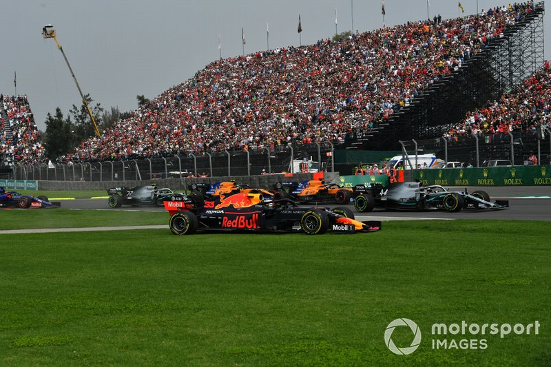 Lewis Hamilton, Mercedes AMG F1 W10, et Max Verstappen, Red Bull Racing RB15, à l’écart