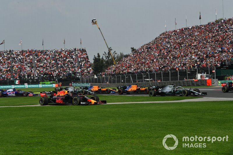 Lewis Hamilton, Mercedes AMG F1 W10, et Max Verstappen, Red Bull Racing RB15, à l’écart