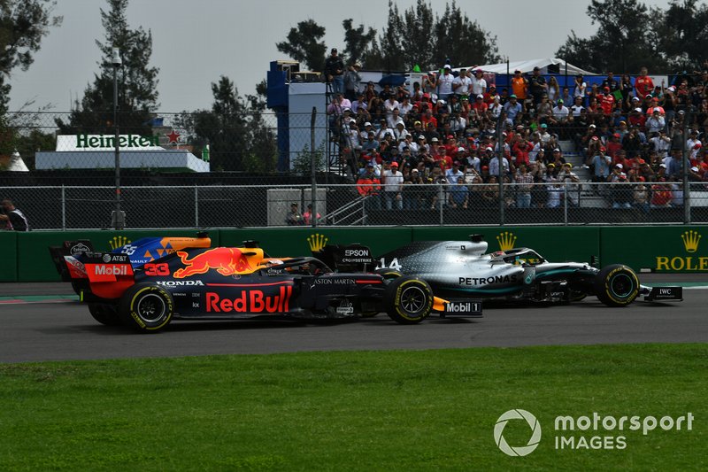 Lewis Hamilton et Mercedes AMG F1 W10 en tête de Max Verstappen et Red Bull Racing RB15