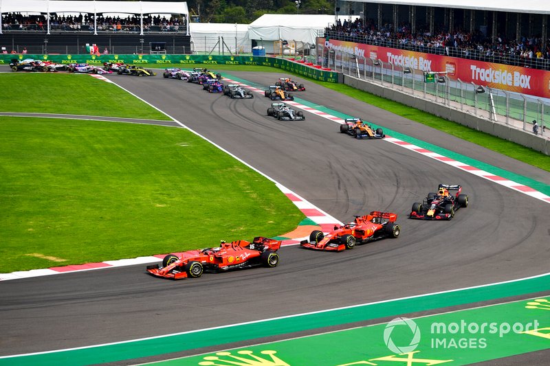Charles Leclerc, Ferrari SF90 conduit Sebastian Vettel, Ferrari SF90 et Alexander Albon, Red Bull RB15 au début de la course