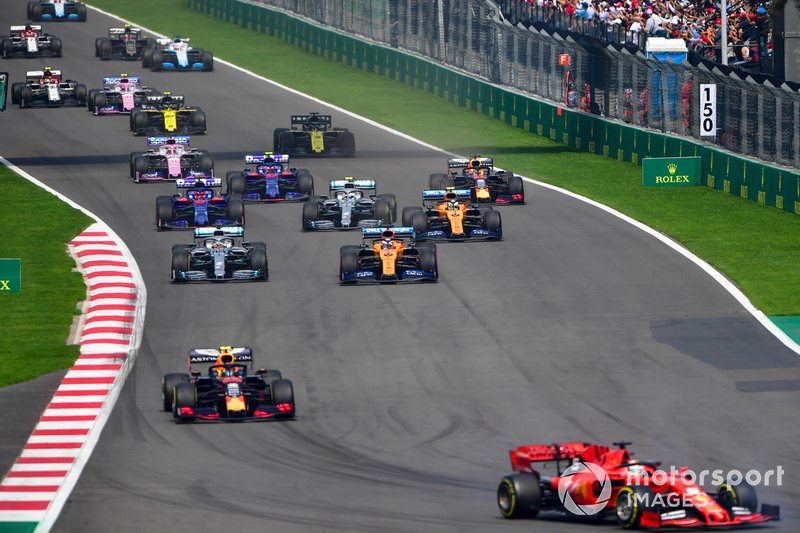Sebastian Vettel, deuxième, Ferrari SF90, mène Alex Albon, Red Bull RB15