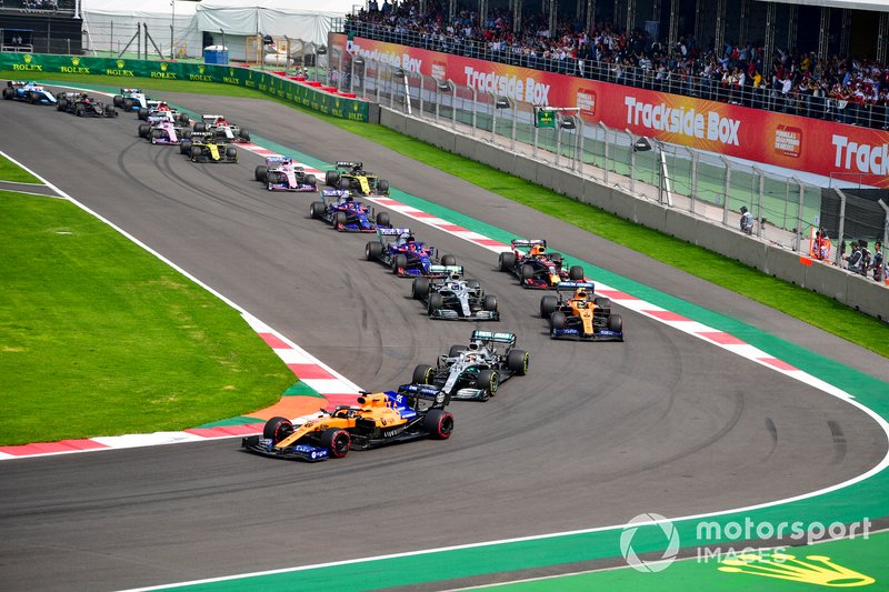 Carlos Sainz Jr., McLaren MCL34 mène Lewis Hamilton, Mercedes AMG F1 W10, Lando Norris, McLaren MCL34 et Valtteri Bottas, Mercedes AMG W10 