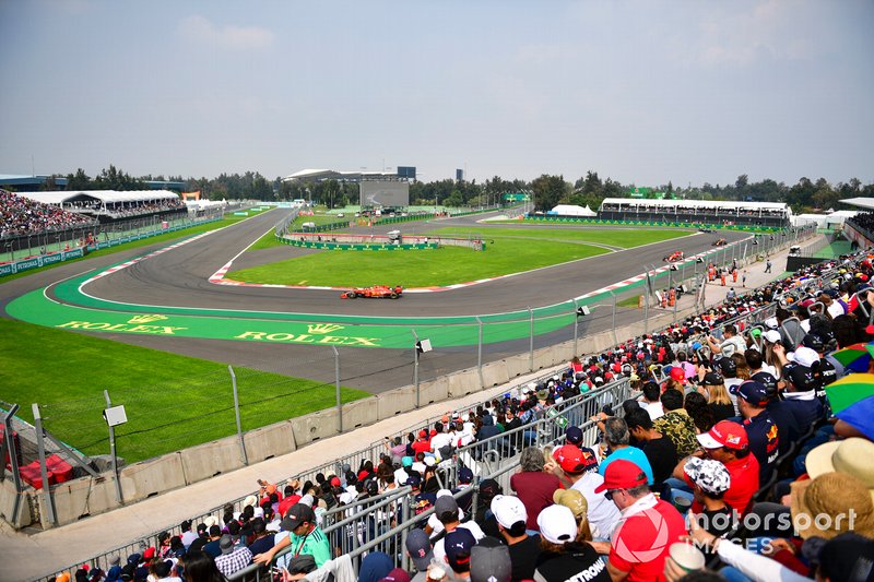 Charles Leclerc, Ferrari SF90, mène Sebastian Vettel, Ferrari SF90