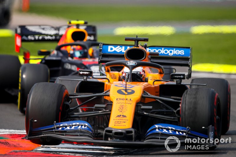 Carlos Sainz Jr., McLaren MCL34 et Alex Albon, Red Bull RB15 