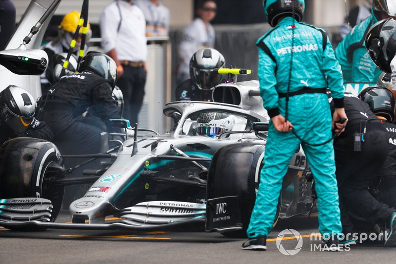 Valtteri Bottas, arrêt au stand Mercedes AMG W10