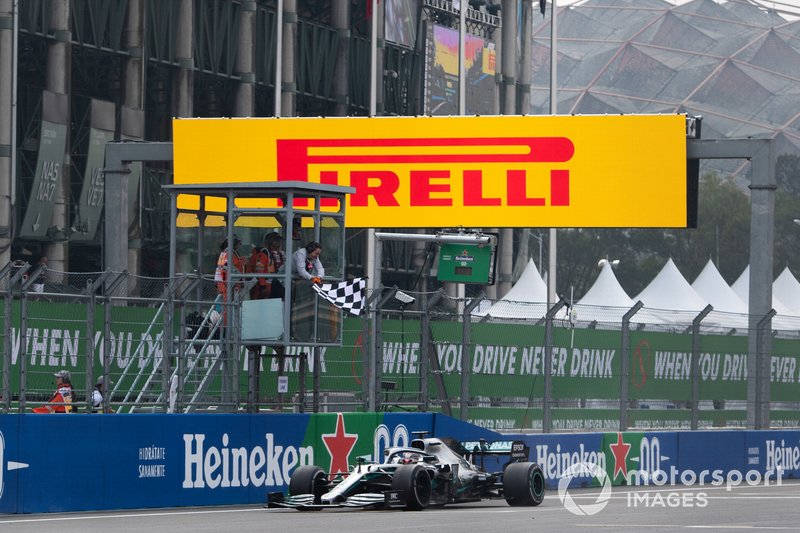 Lewis Hamilton, vainqueur de la course, Mercedes AMG F1 franchit la ligne darrivée