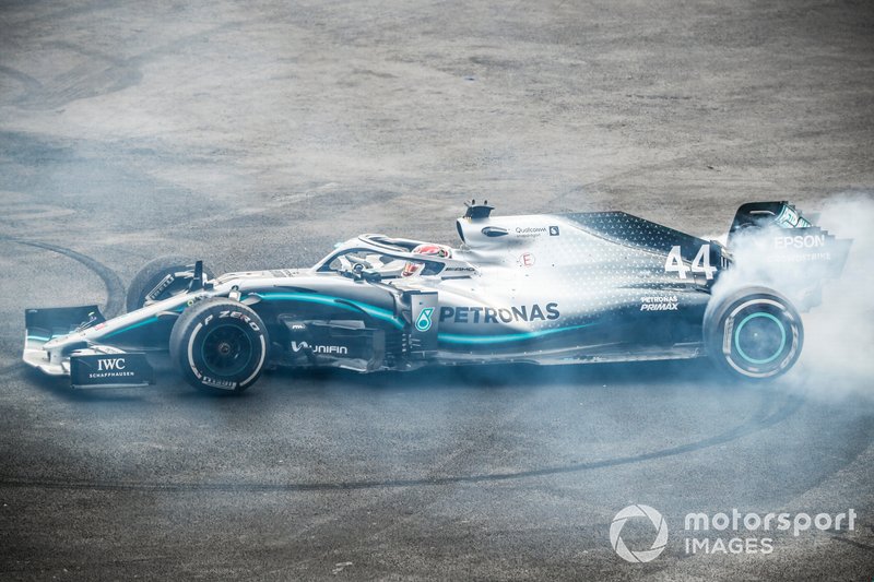 Lewis Hamilton, vainqueur de la course, la Mercedes AMG F1 W10 effectue un beignet