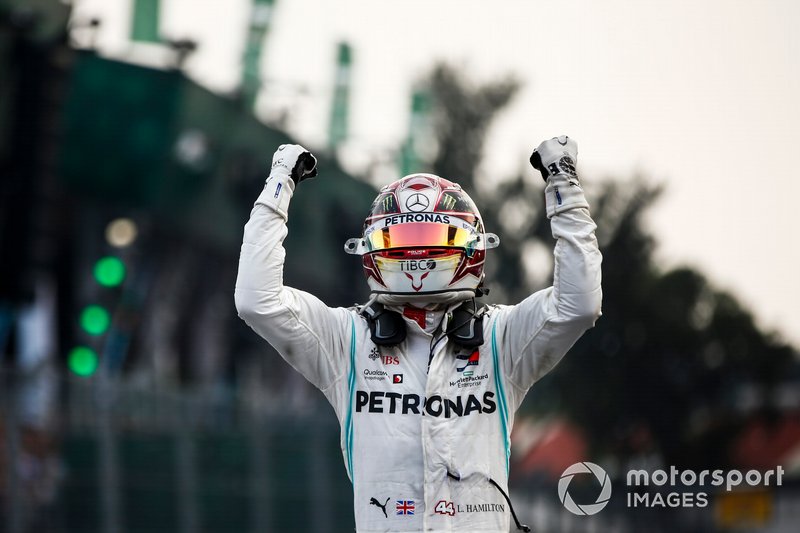 Le vainqueur de la course, Lewis Hamilton, Mercedes AMG F1 célèbre dans le Parc Fermé 