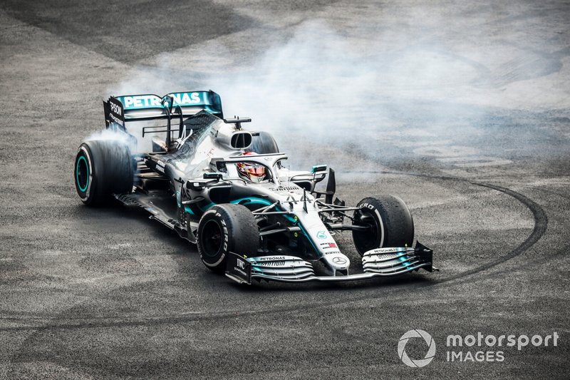 Lewis Hamilton, vainqueur de la course, la Mercedes AMG F1 W10 effectue un beignet