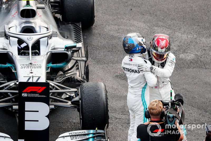 Valtteri Bottas, Mercedes AMG F1 et Lewis Hamilton, vainqueur de la course, Mercedes AMG F1 en fête au Parc Fermé 