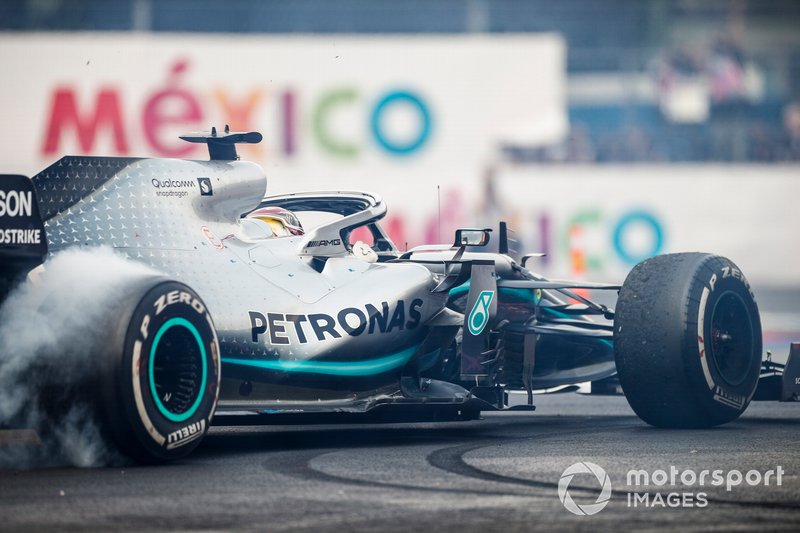 Lewis Hamilton, vainqueur de la course, la Mercedes AMG F1 W10 effectue un beignet