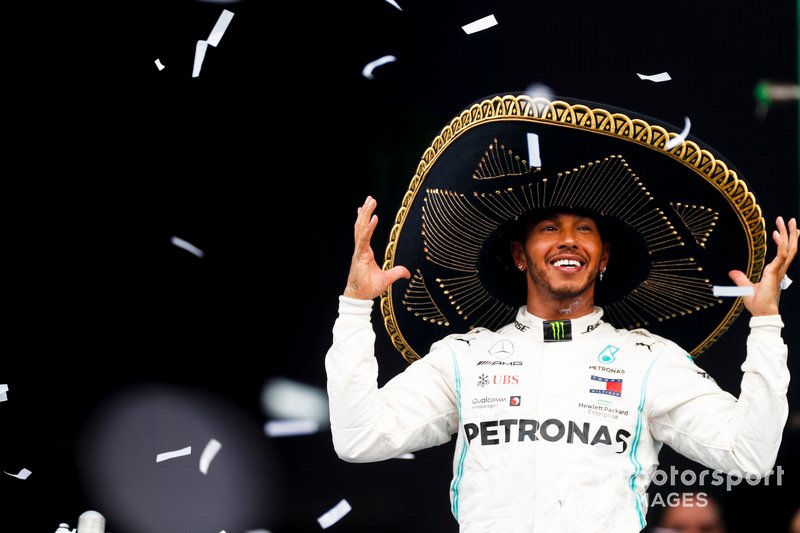 Lewis Hamilton, vainqueur de la course, Mercedes AMG F1 célèbre sur le podium 