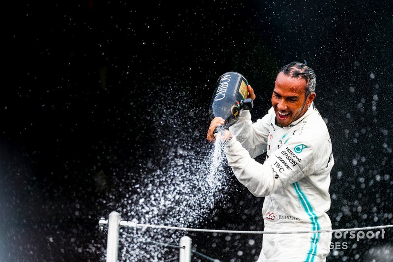 Gagnant de la course Lewis Hamilton, Mercedes AMG F1 célèbre sur le podium avec le champagne 