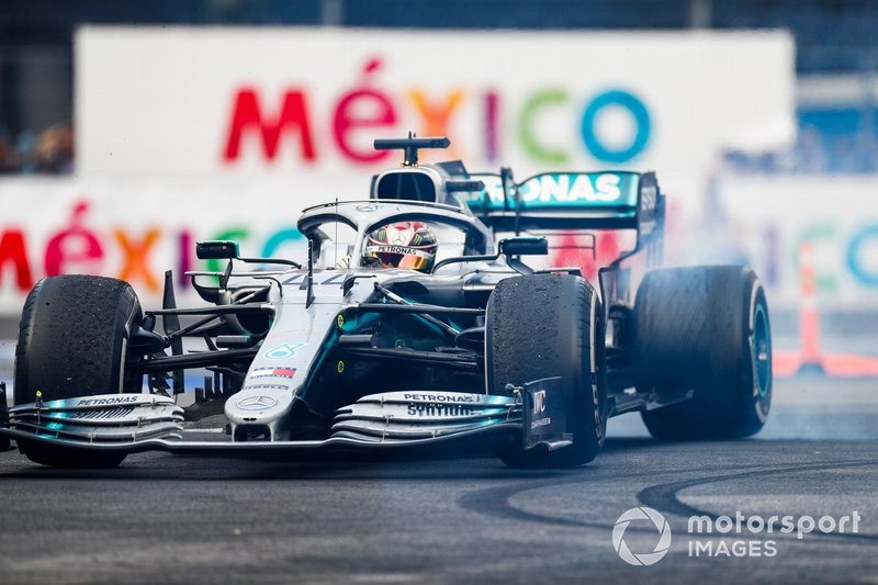 Lewis Hamilton, vainqueur de la course, la Mercedes AMG F1 W10 effectue un beignet