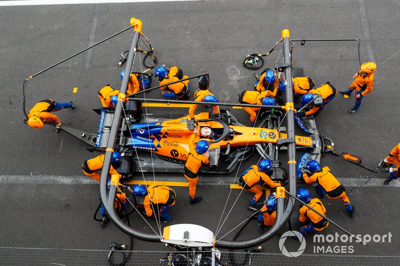 Carlos Sainz Jr., McLaren MCL34, sarrête