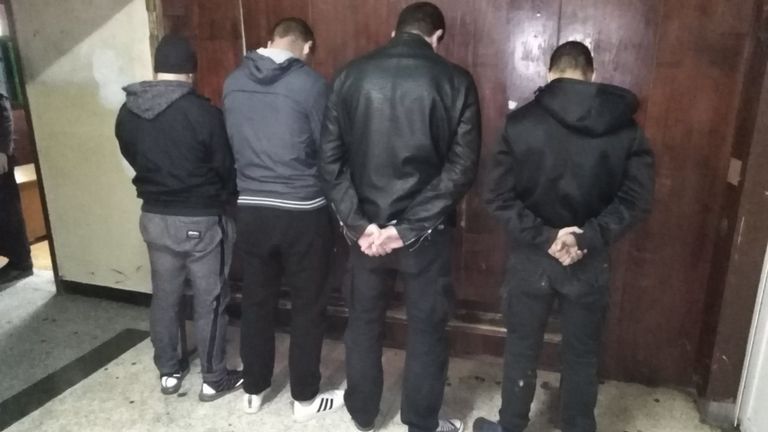 Les quatre fans ont été photographiés dos à la caméra après avoir été arrêtés par la police. Pic: Ministère de l'intérieur de la Bulgarie