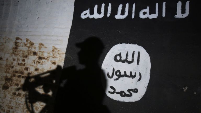 TOPSHOT - Un membre des forces irakiennes passe devant une peinture murale portant le logo du groupe État islamique (EI) dans un tunnel qui aurait été utilisé comme centre de formation par les djihadistes, le 1er mars 2017, dans le village d'Albu Sayf , dans la banlieue sud de Mossoul.
Les forces irakiennes ont lancé le 19 février une importante campagne visant à reprendre le groupe djihadiste de l'État islamique à l'ouest de Mossoul, en reprenant l'aéroport puis en se dirigeant vers le nord. / AFP PHOTO / AHMAD AL-RUBAYE (Le crédit photo devrait correspondre à AHMAD AL-RUBAYE / AFP / Getty Images)