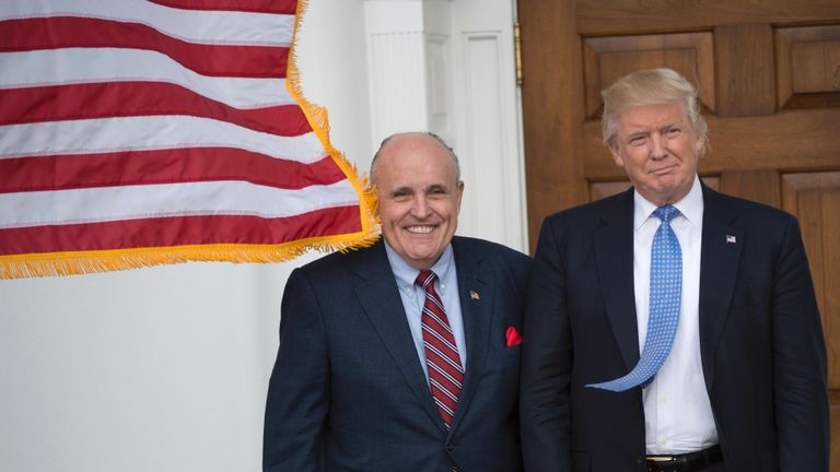 Le président élu Donald Trump rencontre l'ancien maire de la ville de New York, Rudy Giuliani, au clubhouse du Trump National Golf Club le 20 novembre 2016 à Bedminster, dans le New Jersey. / AFP / Don EMMERT (Le crédit photo doit correspondre à DON EMMERT / AFP / Getty Images)