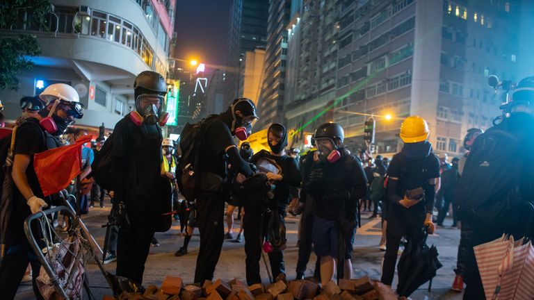 HONG KONG - 30 SEPTEMBRE: des manifestants rassemblent des briques lors d'un rassemblement le 30 septembre 2019 à Hong Kong, Chine. Les manifestations en faveur de la démocratie entrent dans leur quatrième mois alors que Hong Kong se prépare pour le 70e anniversaire de la fondation de la République populaire de Chine avec une série de manifestations pour et contre Beijing prévues pour le 1er octobre. Des manifestants anti-gouvernementaux ont La directrice générale, Carrie Lam, doit répondre à ses demandes restantes, notamment une enquête indépendante sur les brutalités policières, le retrait du mot "émeute" et le mouvement anti-émeute n ° 147; pour décrire les rassemblements et véritable suffrage universel. (Photo par Billy H.C. Kwok / Getty Images)
