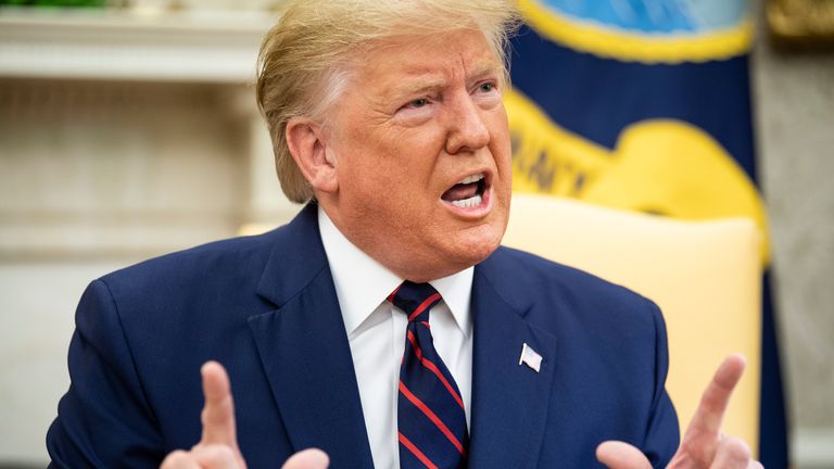Le président américain Donald Trump s'adresse à la presse lors de sa rencontre avec le président finlandais Sauli Niinisto (non représenté) au bureau ovale de la Maison-Blanche le 2 octobre 2019 à Washington, DC. (Photo de Brendan Smialowski / AFP) (Photo de BRENDAN SMIALOWSKI / AFP via Getty Images)