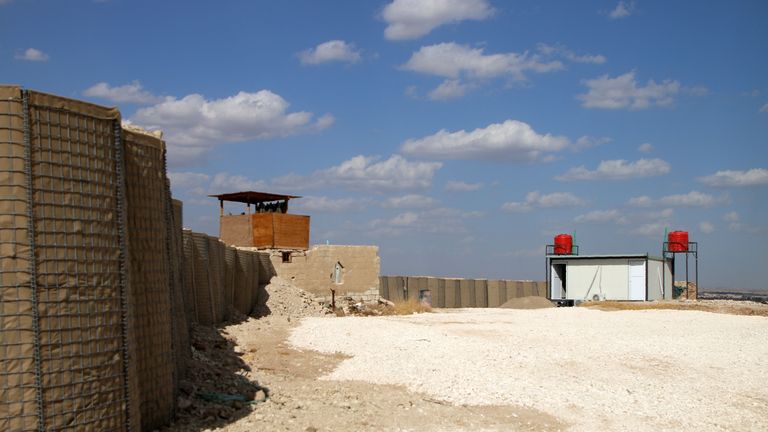 Une photographie prise le 7 octobre 2019 montre une base militaire sur laquelle les forces américaines se sont retirées dans la ville de Tel Arqam, dans la province syrienne de Hasakeh, près de la frontière turque. - Les forces américaines en Syrie ont commencé à se retirer des zones frontalières turques, ouvrant la voie à la menace d'invasion militaire d'Ankara et faisant craindre une recrudescence des djihadistes. (Photo by - / AFP) / La reproduction erronée apparaissant dans les métadonnées de cette photo a été modifiée dans les systèmes AFP de la manière suivante: (- / STR) au lieu de (Delil SOULEIMAN). Supprimez immédiatement les mentions erronées de tous vos services en ligne et supprimez-les de vos serveurs. Si vous avez été autorisé par AFP à le (les) distribuer à des tiers, veuillez vous assurer que ces mêmes actions sont effectuées par eux. Si vous ne vous conformez pas rapidement à ces instructions, vous serez tenu responsable de toute utilisation continue ou postérieure à la notification. Par conséquent, nous vous remercions beaucoup pour toute votre attention et votre action rapide. Nous sommes désolés pour le désagrément que cette notification peut causer et restons à votre disposition pour toute information complémentaire dont vous pourriez avoir besoin. (Photo de - / AFP via Getty Images)