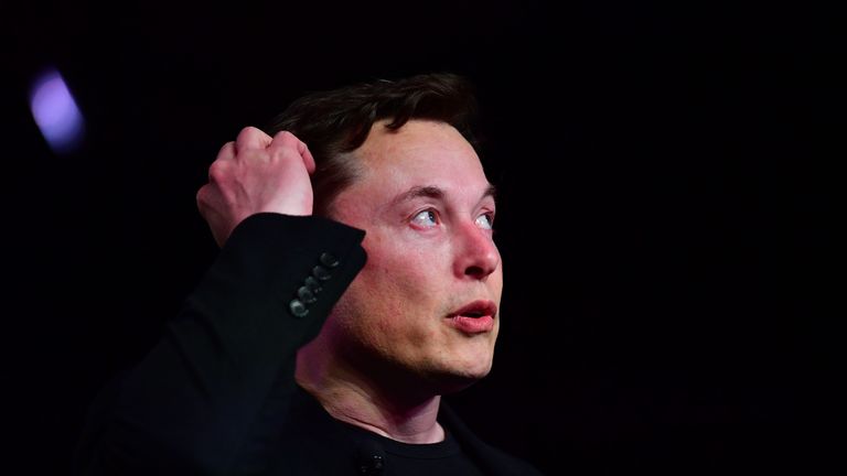 Le président de Tesla, Elon Musk, s'exprimant lors du dévoilement du nouveau Tesla Model Y à Hawthorne, en Californie, le 14 mars 2019. - Tesla a présenté un nouveau véhicule utilitaire de sport électrique légèrement plus grand et plus cher que son modèle 3, présenté comme une voiture électrique masses. Le chef de la direction de Tesla, Elon Musk, a présenté le "Modèle Y" tard jeudi 14 mars 2019 au studio de design de la société à Hawthorne, dans le sud de la Californie, et la société a commencé à prendre des commandes en ligne. (Photo de Frederic J. BROWN / AFP) (Le crédit photo devrait se lire FREDERIC J. BROWN / AFP / Getty Images)