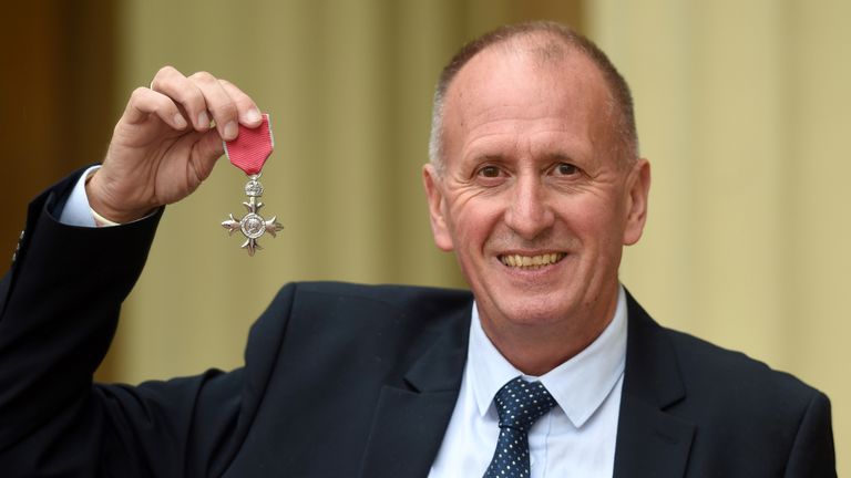 Le plongeur de sauvetage britannique Vernon Unsworth pose avec sa médaille après avoir été nommé membre de l'Ordre de l'Empire britannique (MBE) lors d'une cérémonie d'investiture au Buckingham Palace à Londres le 12 juin 2019. - Unsworth a reçu un MBE pour services rendus à la plongée spéléo , après avoir aidé à secourir une équipe de football composée de 12 jeunes garçons emprisonnés dans la grotte Tham Luand Nang Non à Chang Rai, en Thaïlande. (Photo de David Mirzoeff / POOL / AFP) (Crédit: David MIRZOEFF / AFP / Getty Images)