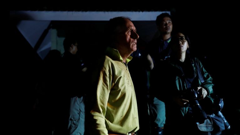Le cavalier britannique Vernon Unsworth regarde le complexe de grottes de Tham Luang lors d'une recherche de membres d'une équipe de football de moins de 16 ans et de leur entraîneur, dans la province septentrionale de Chiang Rai, en Thaïlande, le 27 juin 2018. REUTERS / Soe Zeya Tun