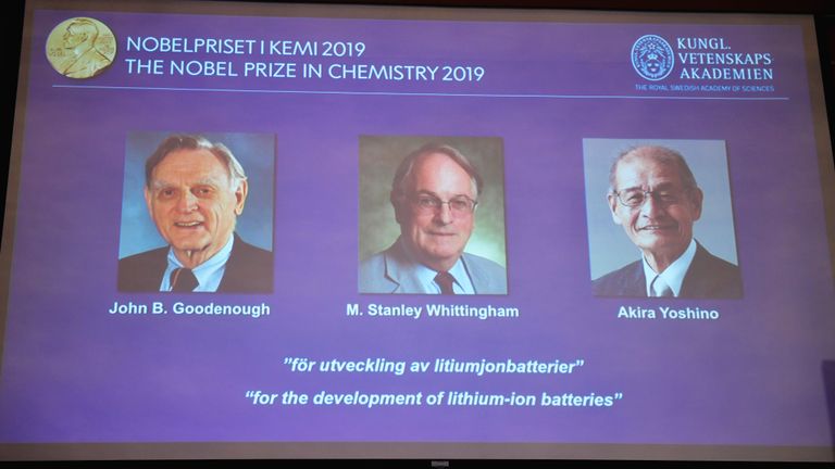 Un écran affiche les portraits des lauréats du prix Nobel de chimie 2019 John B. Goodenough, M. Stanley Whittingham et Akira Yoshino. 