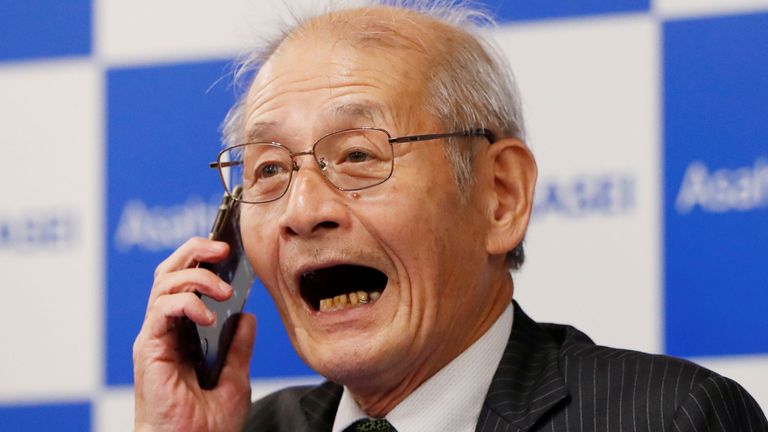 Akira Yoshino, membre honoraire d'Asahi Kasei, lauréat du prix Nobel de chimie en 2019, s'entretient au téléphone avec le Premier ministre japonais Shinzo Abe lors d'une conférence de presse à Tokyo (Japon), le 9 octobre 2019. REUTERS / Issei Kato