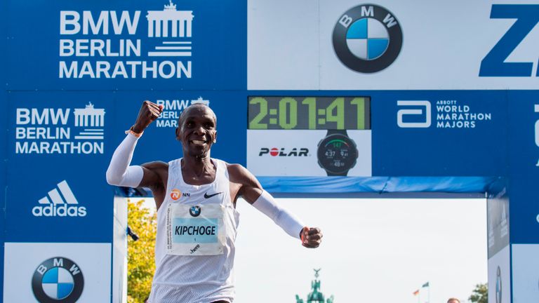 Le Kenyaien Eliud Kipchoge célèbre sa victoire au marathon de Berlin, établissant un nouveau record du monde le 16 septembre 2018 à Berlin. (Photo de John MACDOUGALL / AFP) (Le crédit photo devrait indiquer JOHN MACDOUGALL / AFP / Getty Images)