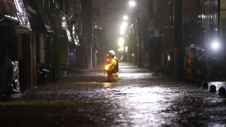 Les pompiers patrouillent sur une route inondée en raison des fortes pluies provoquées par le typhon Hagibis dans le quartier Ota à Tokyo, au Japon, le 12 octobre 2019, sur cette photo prise par Kyodo Crédit obligatoire Kyodo / via REUTERS ATTENTION AU RÉDACTEUR - CETTE IMAGE A ÉTÉ FOURNIE PAR UN TIERS. . CRÉDIT OBLIGATOIRE. JAPAN OUT.