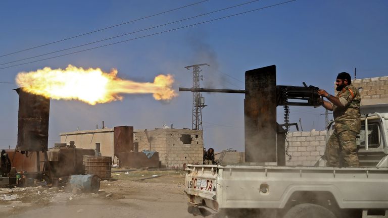 Un chasseur syrien soutenu par la Turquie a fait feu lors d'affrontements dans la ville frontalière de Ras al-Ain le 13 octobre 2019, alors que la Turquie et ses alliés poursuivaient leur assaut sur les villes frontalières sous contrôle kurde dans le nord-est de la Syrie. (Photo de Nazeer Al-khatib / AFP) (Photo de NAZEER AL-KHATIB / AFP via Getty Images)