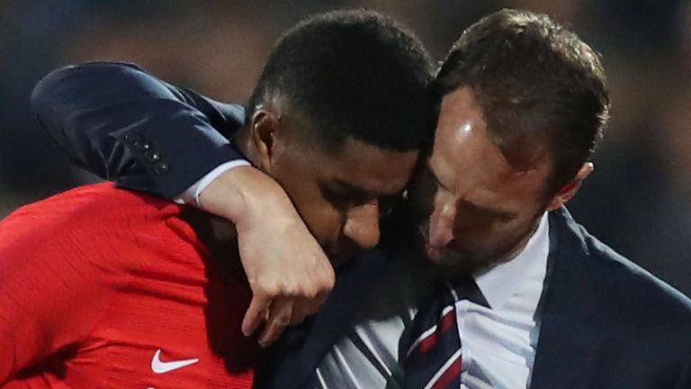 Football Football - Qualifications Euro 2020 - Groupe A - Bulgarie v Angleterre - Stade national Vasil Levski, Sofia, Bulgarie - 14 octobre 2019 L'Angleterre Marcus Rashford avec le manager Gareth Southgate après avoir été remplacé par Action Images via Reuters / Carl Recine