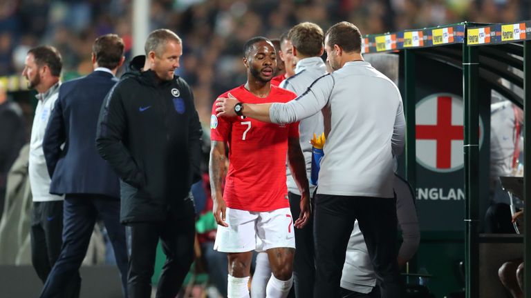 Sofia, Bulgarie - 14 octobre: ​​Raheem Sterling de l’Angleterre quitte le terrain après avoir été remplacé lors du match de qualification UEFA Euro 2020 entre la Bulgarie et l’Angleterre le 14 octobre 2019 à Sofia, en Bulgarie. (Photo par Catherine Ivill / Getty Images)