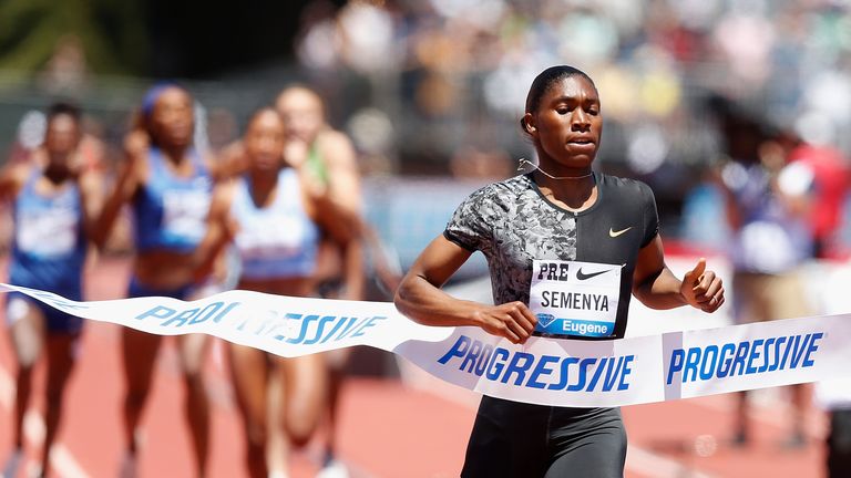 Stanford, Californie - 30 juin: Caster Semenya de l’Afrique du Sud court jusqu’à la ligne d’arrivée pour remporter le 800 m féminin lors de la Prefontaine Classic à Cobb Track & Angell Field le 30 juin 2019 à Stanford, en Californie. (Photo de Lachlan Cunningham / Getty Images)