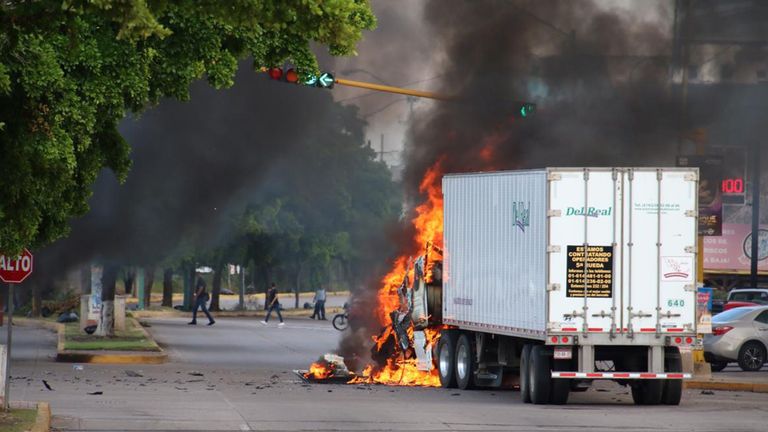Un camion brûle dans une rue de Culiacan, dans l'État de Sinaloa, au Mexique, le 17 octobre 2019. - Des hommes armés fortement armés dans des camions quatre par quatre ont mené jeudi une bataille intense contre les forces de sécurité mexicaines dans la ville de Culiacan, capitale de la prison. cheville ouvrière Joaquin 