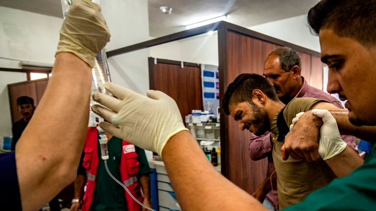Les personnes blessées au cours de l'offensive turque contre les zones du nord-est de la Syrie contrôlées par les Kurdes sont soignées dans un hôpital de Tal Tamr, près de la ville kurde de Ras al-Aïn, en Syrie, le 18 octobre 2019. - Affrontements sporadiques entre les forces turques et les Kurdes. Des groupes étaient en cours dans une ville frontalière du conflit syrien le 18 octobre, a déclaré un moniteur, malgré l'annonce par Ankara d'une trêve de cinq jours. 
