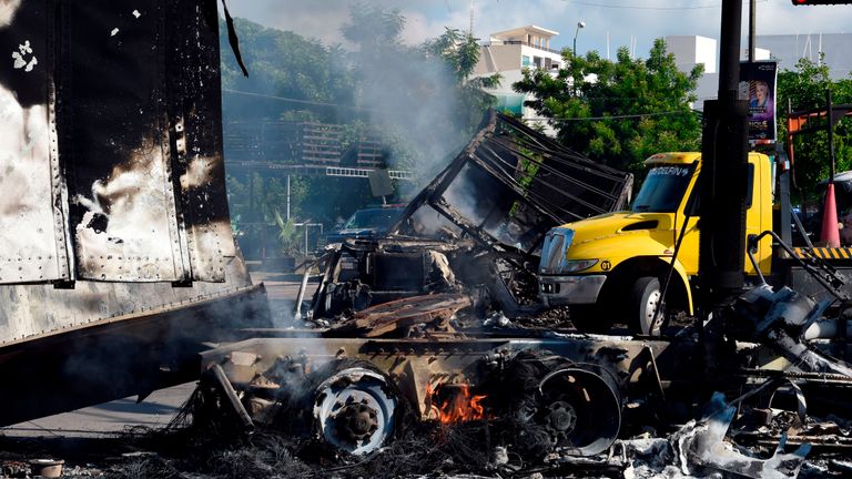Vue de véhicules brûlés après que des hommes armés fortement armés se sont livrés à une bataille sans merci contre les forces de sécurité mexicaines à Culiacan, dans l'État de Sinaloa, au Mexique, le 18 octobre 2019. - Le président mexicain a fait face à une tempête de critiques vendredi, alors que ses forces de sécurité ont confirmé l'arrestation du cheikh Joaquin. 