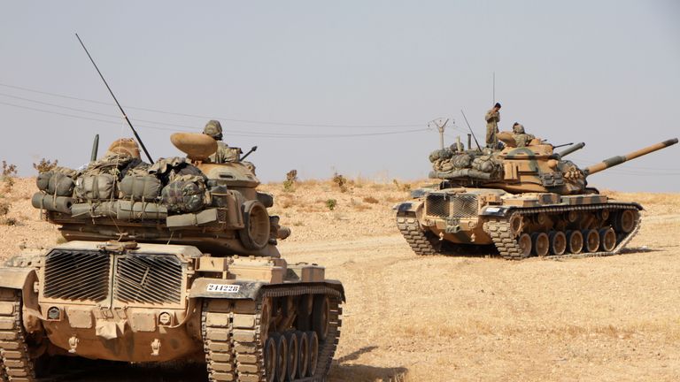 Des soldats turcs conduisent des chars américains M60 dans la ville de Tukhar, au nord de la ville de Manbij, dans le nord de la Syrie, le 14 octobre 2019, alors que la Turquie et ses alliés poursuivent leur assaut sur les villes frontalières tenues par les Kurdes dans le nord-est de la Syrie. - Les forces du régime syrien se sont dirigées vers la frontière turque après la conclusion d'un accord entre Damas et les forces kurdes assiégées à la suite d'une annonce du retrait américain, ont rapporté les correspondants de l'AFP. (Photo par Aref TAMMAWI / AFP) (Photo par AREF TAMMAWI / AFP via Getty Images)