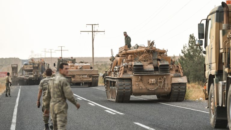CEYLANPINAR, TURQUIE - 18 OCTOBRE: Un soldat turc prépare les chars alors qu'ils sécurisent la route avant que les chars de l'armée ne commencent à se diriger vers la frontière syrienne le 18 octobre 2019 à Ceylanpinar, Turquie. Les forces turques semblaient continuer à bombarder des cibles dans le nord de la Syrie malgré l'annonce faite hier par le vice-président américain Mike Pence, selon laquelle la Turquie avait accepté un cessez-le-feu pour son assaut contre des villes tenues par les Kurdes près de sa frontière. (Photo de Burak Kara / Getty Images)