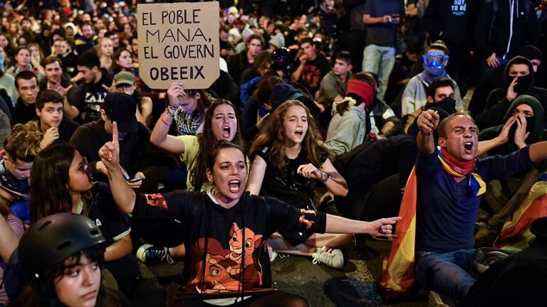 Barcelone, Espagne - 19 octobre: ​​Les manifestants se rassemblent après une semaine de protestations contre les peines de prison infligées aux politiciens séparatistes par la Cour suprême espagnole, le 19 octobre 2019 à Barcelone, en Espagne. Neuf dirigeants catalans indépendantistes ont été condamnés à diverses peines de prison pour sédition, en lien avec le référendum sur l'indépendance de 2017. (Photo par Jeff J Mitchell / Getty Images)
