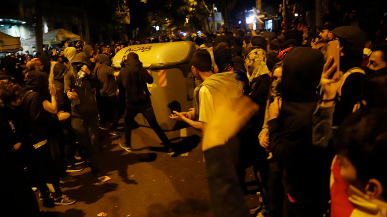 BARCELONE, ESPAGNE - 18 OCTOBRE Les gens se déplacent dans une benne à ordures pendant une nuit d'affrontements dans les rues à la suite d'une semaine de protestations contre les peines de prison prononcées par la Cour suprême espagnole à l'encontre de politiciens séparatistes, le 18 octobre 2019. Neuf dirigeants catalans indépendantistes ont été condamnés plus tôt cette semaine à diverses peines de prison pour sédition, en lien avec le référendum sur l'indépendance de 2017. (Photo de Clara Margais / Getty Images)