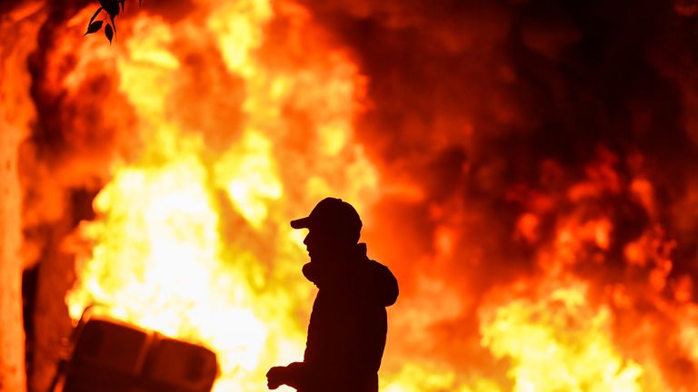 Barcelone - Espagne, 18 octobre: ​​Après une soirée d’émeutes, une grève générale se déclenche après une semaine de protestations contre les condamnations à des peines de prison prononcées par la Cour suprême espagnole pour condamner des politiciens séparatistes à Barcelone. Neuf dirigeants catalans indépendantistes ont été condamnés plus tôt cette semaine à diverses peines de prison pour sédition, en lien avec le référendum sur l'indépendance de 2017. (Photo par Jeff J Mitchell / Getty Images)