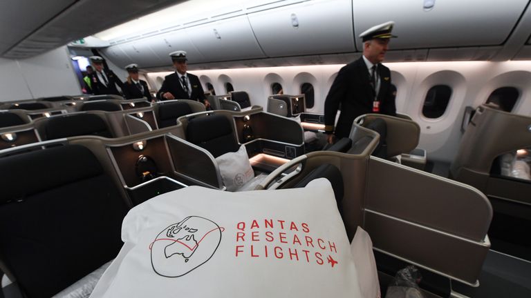 New york, ny - 18 octobre - L'équipage de conduite et l'équipage de cabine du QF7879 de New York à Sydney le 18 octobre 2019 à New York, NY. Qantas est la première compagnie aérienne commerciale à voler directement de New York à Sydney. Le vol était limité à 40 personnes plus 10 membres d'équipage pour augmenter la portée de l'appareil et comprenait des scientifiques médicaux et des experts de la santé à bord chargés de mener des études dans le cockpit et la cabine afin de déterminer les stratégies permettant de promouvoir la santé et le bien-être en vol sur de très longs trajets. vols. Cela survient alors que le transporteur national continue de travailler vers la dernière frontière de l'aviation mondiale en lançant des vols commerciaux sans escale entre les États-Unis et le Royaume-Uni vers la côte est de l'Australie dans le cadre d'un projet ambitieux baptisé 